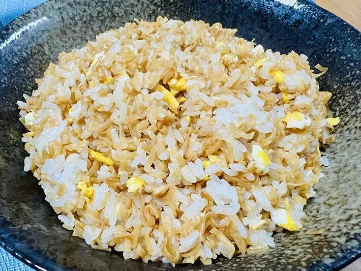 【節約レシピ】いちいち具材を切るのがめんどう…　包丁いらずで作れるチャーハンがコスパ抜群