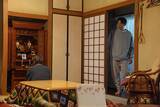 「【考察】高橋一生のコミカルな芝居に大笑い！一人二役の違いも…　『リボーン』第4話」の画像7