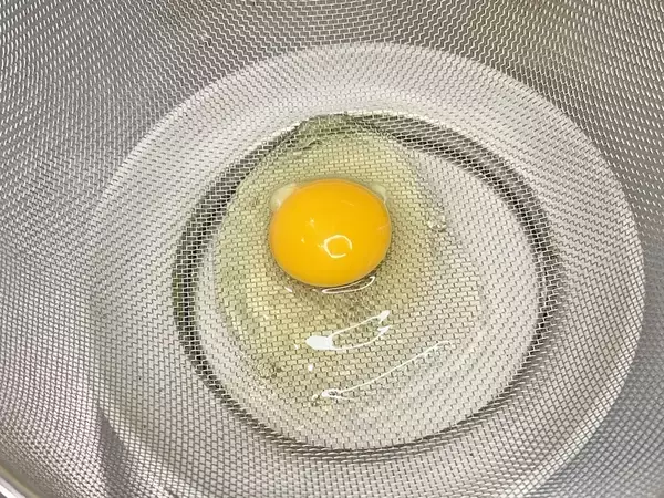 卵を『ザル』に割り入れて？　目玉焼きの裏ワザに「驚いた」「試す価値ある」