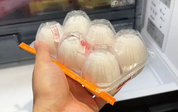 卵を『ザル』に割り入れて？　目玉焼きの裏ワザに「驚いた」「試す価値ある」