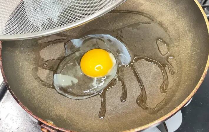 卵を『ザル』に割り入れて？　目玉焼きの裏ワザに「驚いた」「試す価値ある」