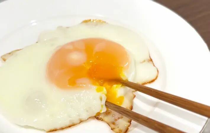 卵を『ザル』に割り入れて？　目玉焼きの裏ワザに「驚いた」「試す価値ある」