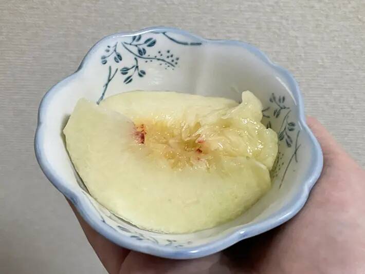 桃を『塩水、砂糖水、レモン水』に浸して30分後…　色の変化に「気にならない」「味もいい」