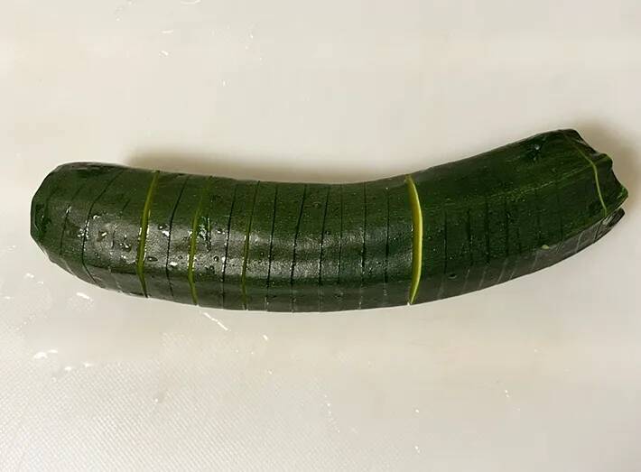 ズッキーニを主役に！　材料3つ、挟んで焼くだけのレシピに「外れない味」「これだけで満足」