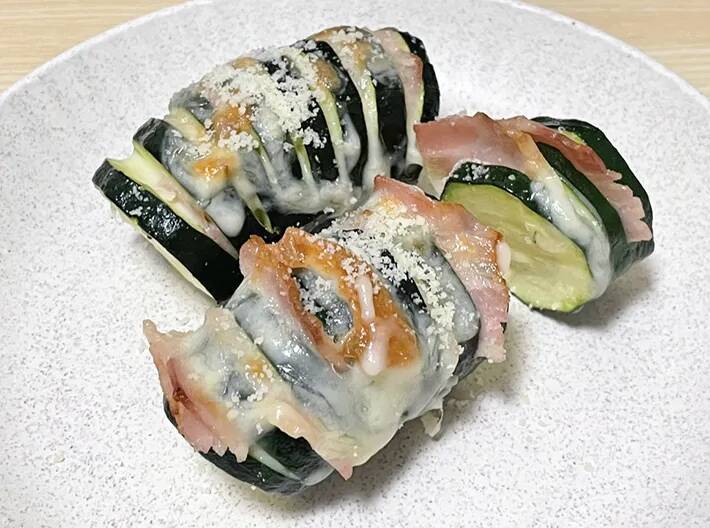 ズッキーニを主役に！　材料3つ、挟んで焼くだけのレシピに「外れない味」「これだけで満足」