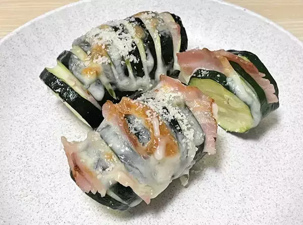 「ズッキーニを主役に！　材料3つ、挟んで焼くだけのレシピに「外れない味」「これだけで満足」」の画像
