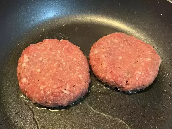 いつものハンバーグに『氷を1個』入れるだけ！　驚きの裏ワザに「家族が大絶賛」【活用法4選】