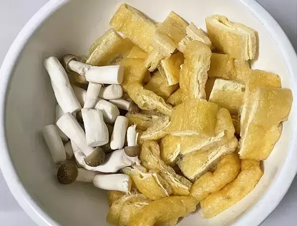「『さっぱり』とした炊き込みご飯？　調味料1つだけでできるレシピに「箸が止まらない」「食べやすい」」の画像
