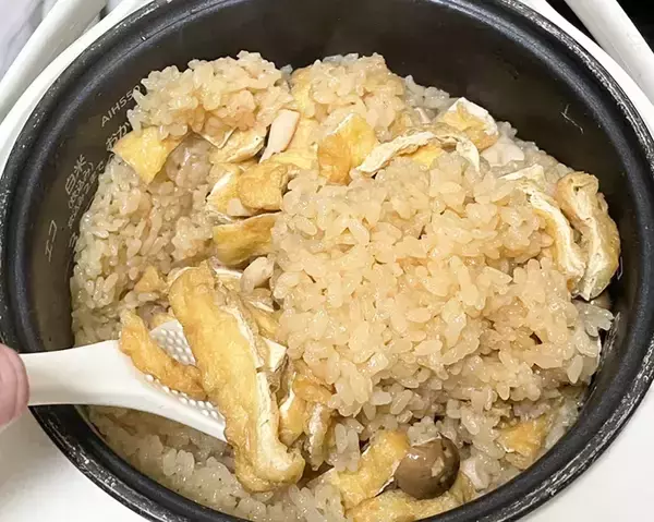 「『さっぱり』とした炊き込みご飯？　調味料1つだけでできるレシピに「箸が止まらない」「食べやすい」」の画像