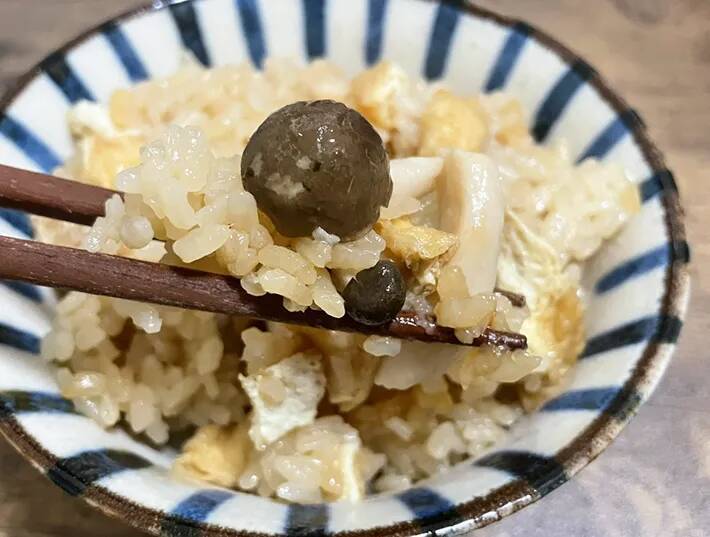 『さっぱり』とした炊き込みご飯？　調味料1つだけでできるレシピに「箸が止まらない」「食べやすい」