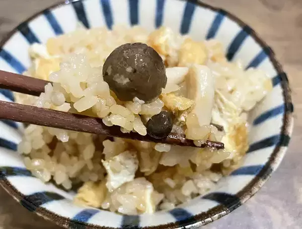 「『さっぱり』とした炊き込みご飯？　調味料1つだけでできるレシピに「箸が止まらない」「食べやすい」」の画像