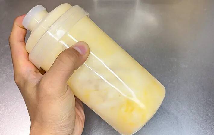泡立て器もボウルもポイッ！　ホットケーキミックスは『プロテインシェイカー』で振るのが大正解【ダイソー】