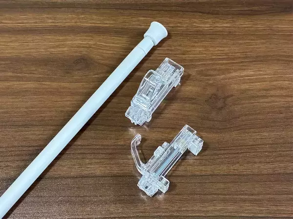100均の『フック』で部屋干しスペースが増やせる！　突っ張り棒と組み合わせると「快適」
