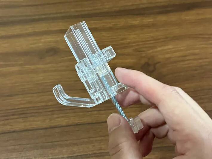 100均の『フック』で部屋干しスペースが増やせる！　突っ張り棒と組み合わせると「快適」