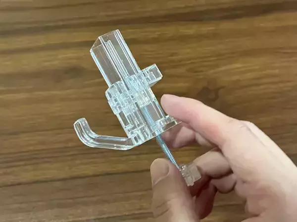 「100均の『フック』で部屋干しスペースが増やせる！　突っ張り棒と組み合わせると「快適」」の画像