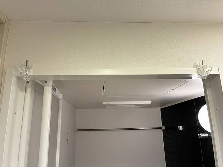 100均の『フック』で部屋干しスペースが増やせる！　突っ張り棒と組み合わせると「快適」