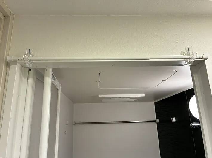100均の『フック』で部屋干しスペースが増やせる！　突っ張り棒と組み合わせると「快適」