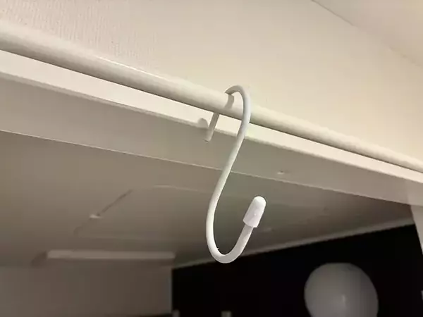 「100均の『フック』で部屋干しスペースが増やせる！　突っ張り棒と組み合わせると「快適」」の画像