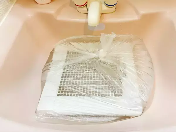 洗面台の掃除が減る！　簡単にできる“穴あき袋”が、ちょっと便利