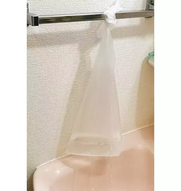 「洗面台の掃除が減る！　簡単にできる“穴あき袋”が、ちょっと便利」の画像