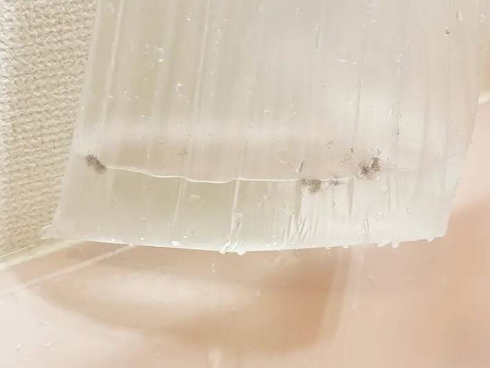 洗面台の掃除が減る！　簡単にできる“穴あき袋”が、ちょっと便利