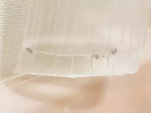 「洗面台の掃除が減る！　簡単にできる“穴あき袋”が、ちょっと便利」の画像