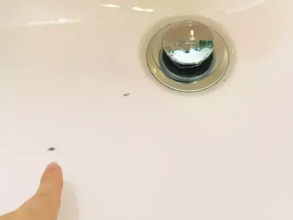 「洗面台の掃除が減る！　簡単にできる“穴あき袋”が、ちょっと便利」の画像