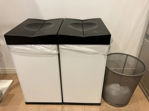 まだゴミ袋を引き出しに入れてる？　突っ張り棒2本の収納術に「これは賢い」ゴミ箱の使い方4選】