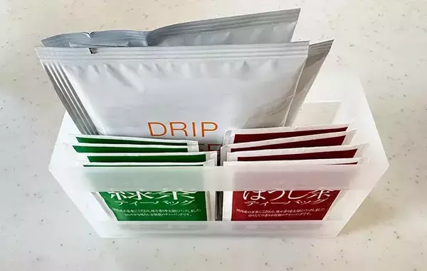 「無印で買った『250円のメイク用ケース』　思わぬ活用法で「狭いキッチンが快適！」」の画像