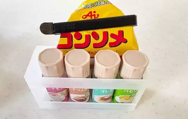 「無印で買った『250円のメイク用ケース』　思わぬ活用法で「狭いキッチンが快適！」」の画像