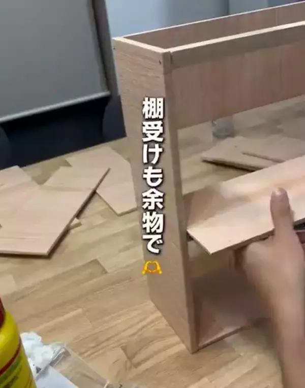 「殺風景なトイレが一変！　手作り収納棚に「一気に垢抜けた」「これは賢い」」の画像