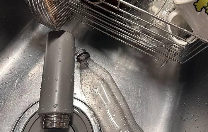 洗い物の置き場所に3COINSのボトルドライヤーが最適！　「ペットボトルと水筒に使ってる」「ジッパー袋もいけた」