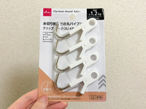 ダイソーの『クリップフック』が使いやすい！　狭い洗面台が快適になる収納術