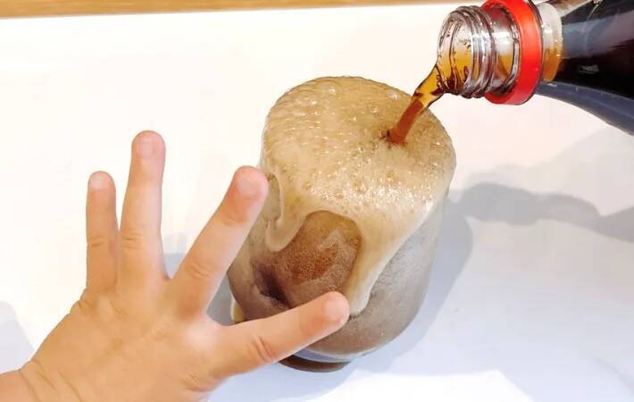 氷入りのコップ、『炭酸』入れるの待った！　溢れるのを防ぐ『まさかのひと手間』が？