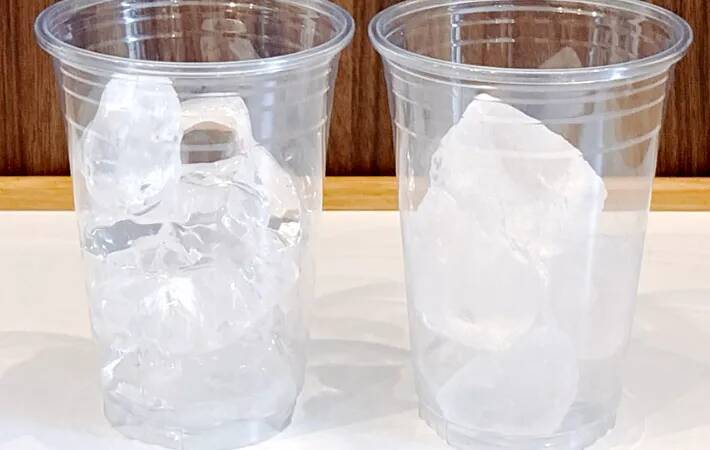 氷入りのコップ、『炭酸』入れるの待った！　溢れるのを防ぐ『まさかのひと手間』が？