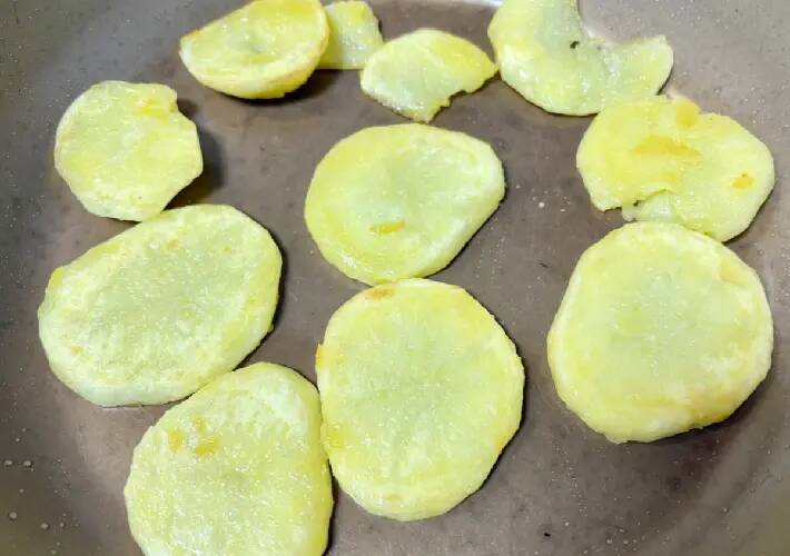 鮭とジャガイモを焼いて『小さじ2杯』　完成した一皿に息子が「これウマい！」