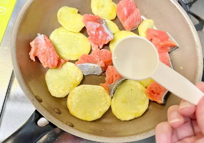 鮭とジャガイモを焼いて『小さじ2杯』　完成した一皿に息子が「これウマい！」