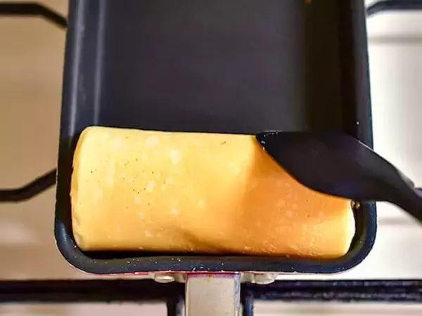 ホットケーキに『1本』のせるだけ！　くるくる巻いたら「シロップなくても甘い」【管理栄養士のレシピ】
