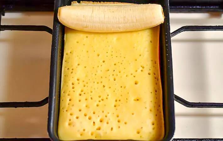 ホットケーキに『1本』のせるだけ！　くるくる巻いたら「シロップなくても甘い」【管理栄養士のレシピ】