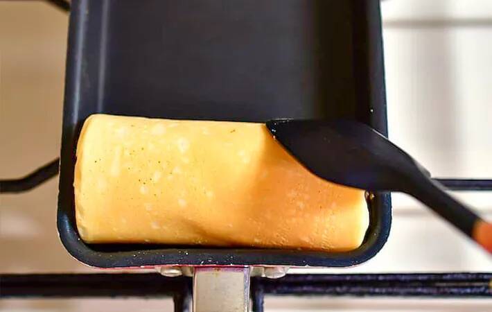 ホットケーキに『1本』のせるだけ！　くるくる巻いたら「シロップなくても甘い」【管理栄養士のレシピ】