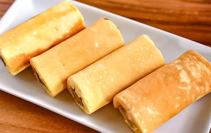 ホットケーキに『1本』のせるだけ！　くるくる巻いたら「シロップなくても甘い」【管理栄養士のレシピ】