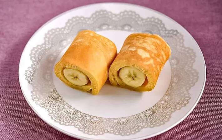 ホットケーキに『1本』のせるだけ！　くるくる巻いたら「シロップなくても甘い」【管理栄養士のレシピ】