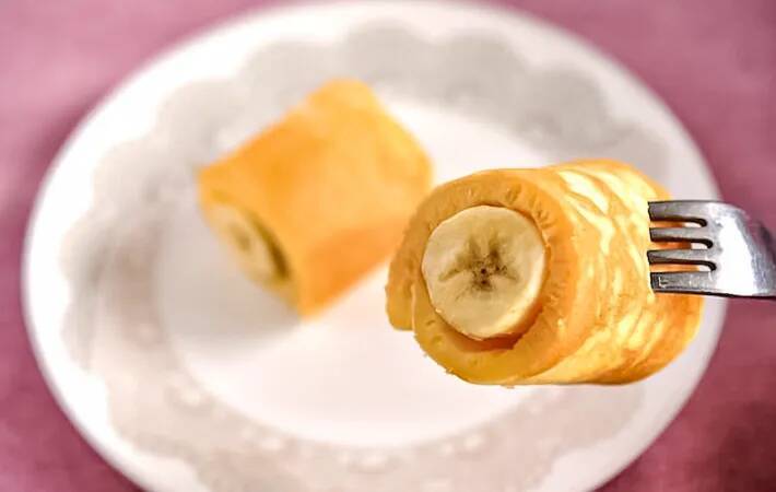 ホットケーキに『1本』のせるだけ！　くるくる巻いたら「シロップなくても甘い」【管理栄養士のレシピ】