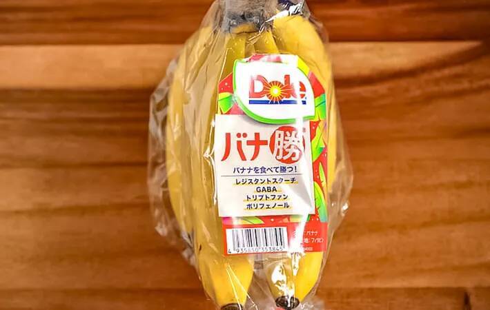 ホットケーキに『1本』のせるだけ！　くるくる巻いたら「シロップなくても甘い」【管理栄養士のレシピ】
