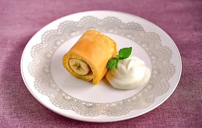 ホットケーキに『1本』のせるだけ！　くるくる巻いたら「シロップなくても甘い」【管理栄養士のレシピ】