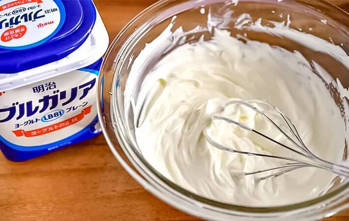ホットケーキに『1本』のせるだけ！　くるくる巻いたら「シロップなくても甘い」【管理栄養士のレシピ】