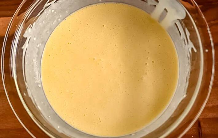 ホットケーキに『1本』のせるだけ！　くるくる巻いたら「シロップなくても甘い」【管理栄養士のレシピ】