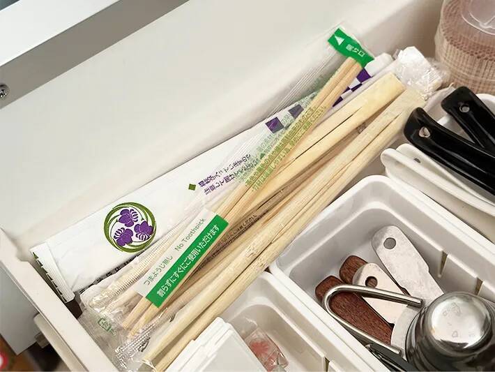 もらった割り箸、そのまま棚に入れてない？　100均アイテムを使った収納術に「もう手放せない」