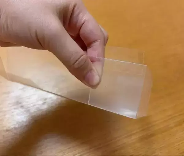 「クリアファイルをカットして折るだけ！　ぴったりサイズの収納ボックスが0円で完成」の画像