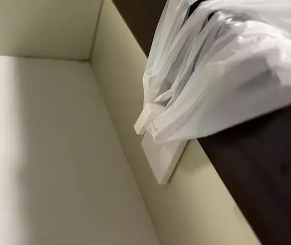 「フックは『逆さま』にして使うと便利！　ゴミ袋と組み合わせた活用法【2選】」の画像